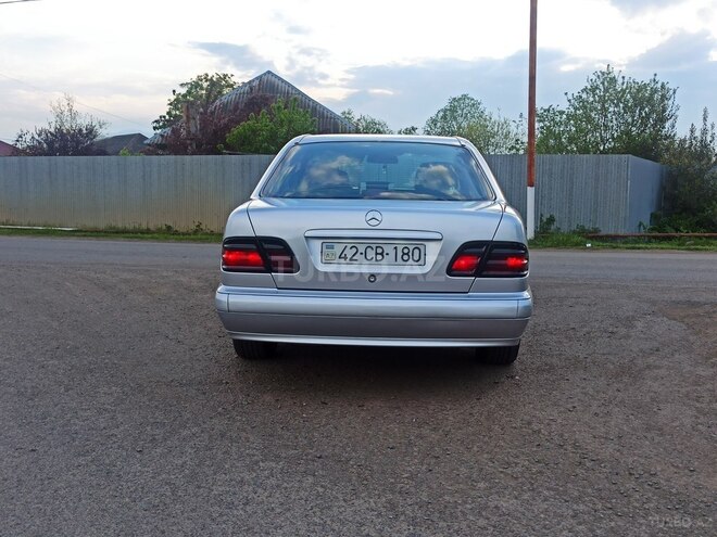 Mercedes E 200-4