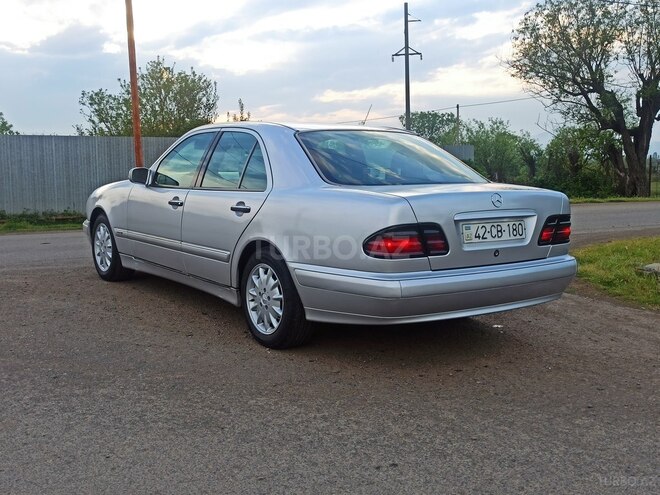 Mercedes E 200-5