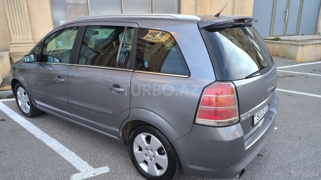 Opel Zafira-5