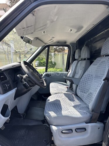 Ford Transit-17