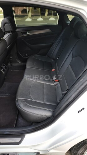 Hyundai Sonata-16