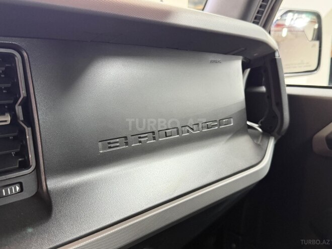 Ford Bronco-12