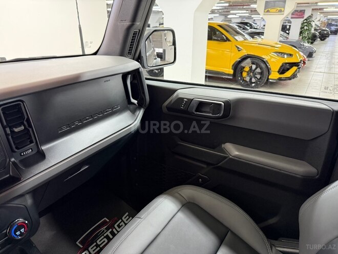 Ford Bronco-13