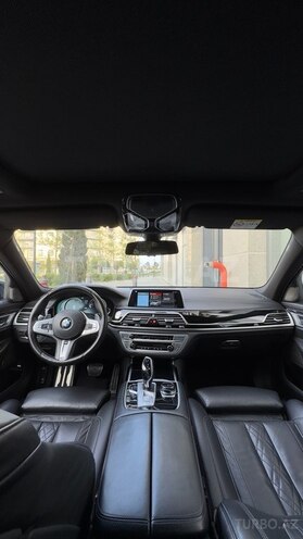 BMW 740-19