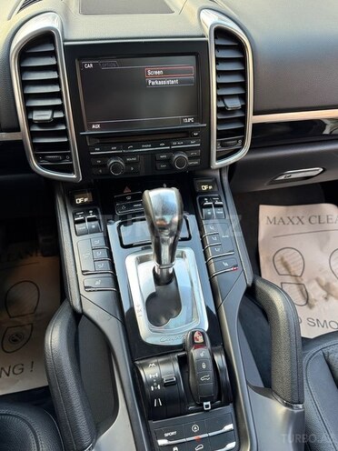 Porsche Cayenne-13