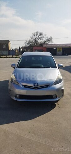 Toyota Prius V-1