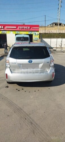 Toyota Prius V-3