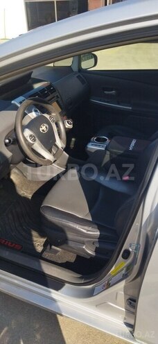 Toyota Prius V-7