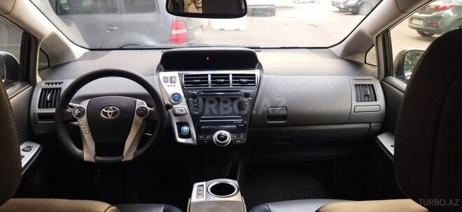 Toyota Prius V-5