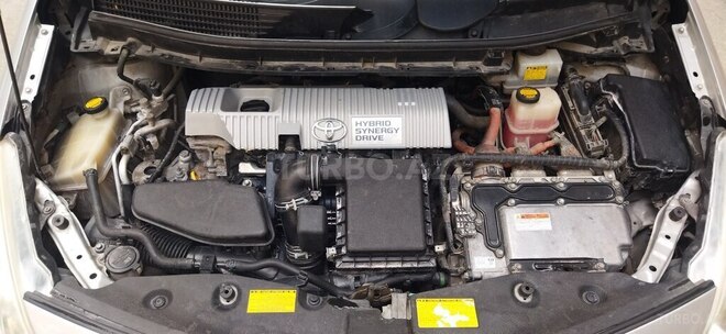 Toyota Prius V-12