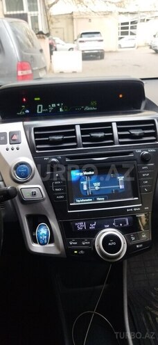 Toyota Prius V-6