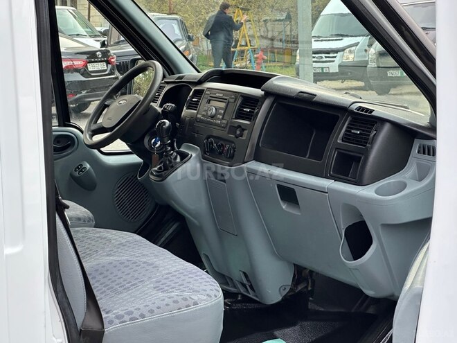 Ford Transit-8