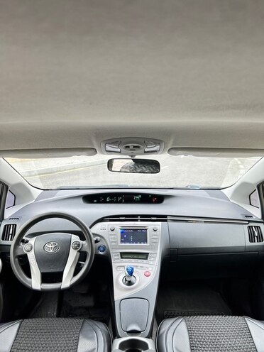 Toyota Prius-13