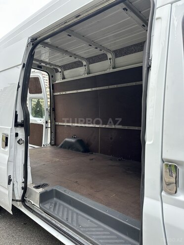 Ford Transit-10
