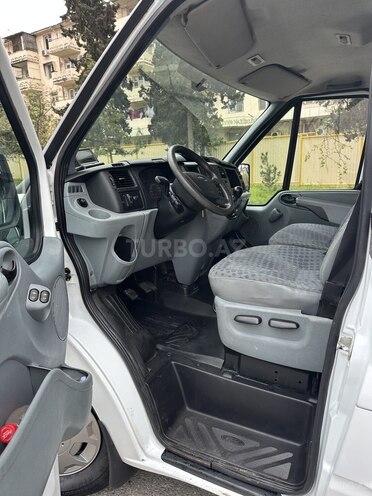Ford Transit-17