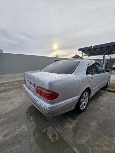 Mercedes E 320-9