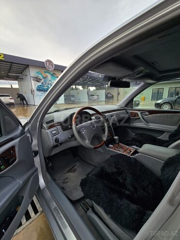 Mercedes E 320-13