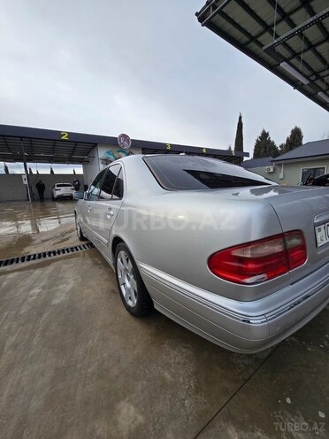 Mercedes E 320-11