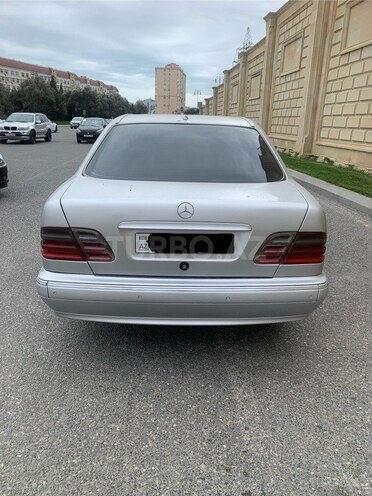 Mercedes E 270-2