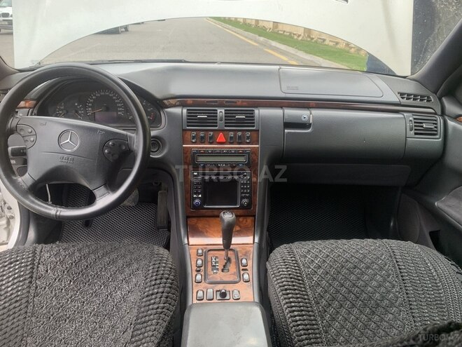 Mercedes E 270-5
