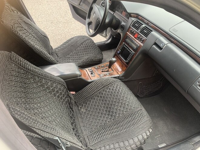 Mercedes E 270-6