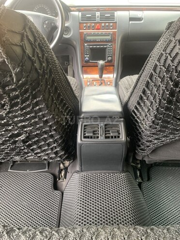 Mercedes E 270-10