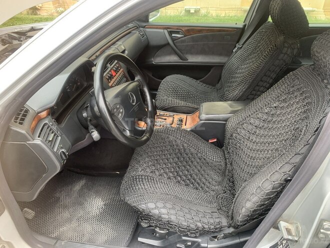 Mercedes E 270-8