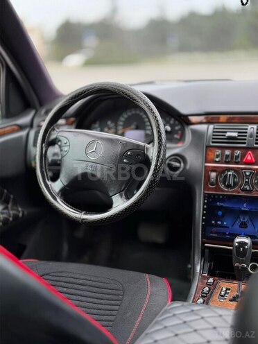 Mercedes E 270-9