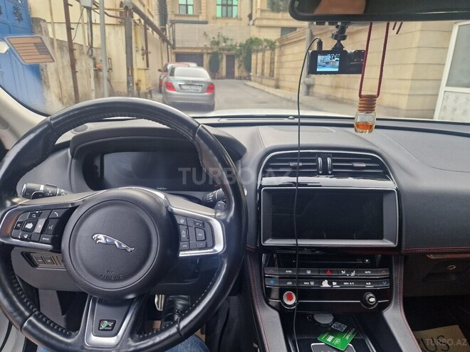 Jaguar F-Pace R-11