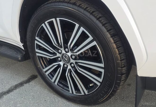 Lexus LX 500d-9