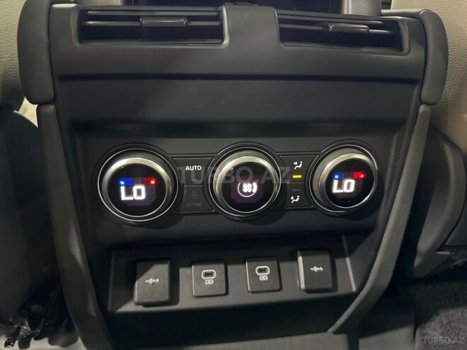 Land Rover Defender-12