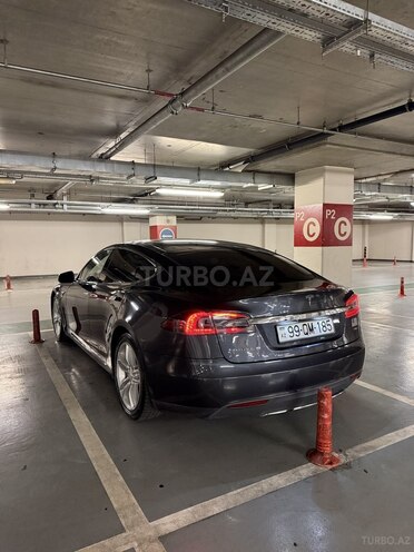 Tesla Model S-4