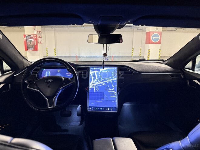 Tesla Model S-3