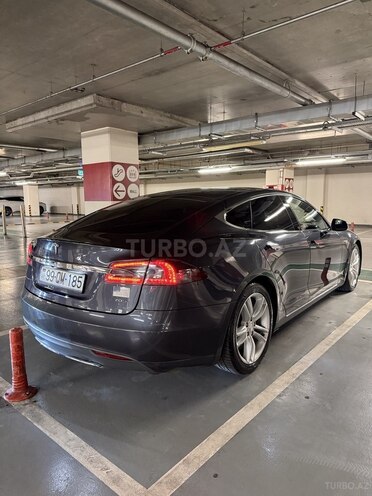 Tesla Model S-2