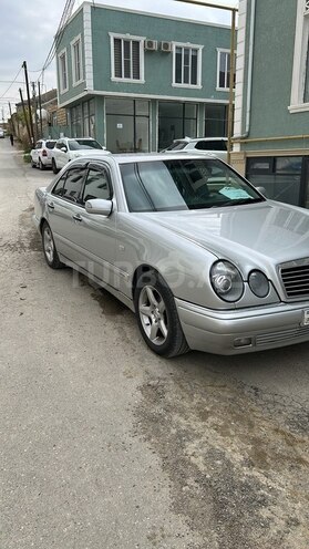 Mercedes E 240-11