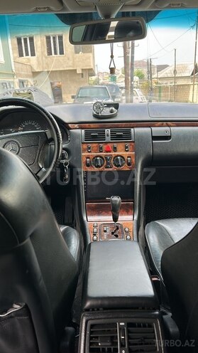 Mercedes E 240-6