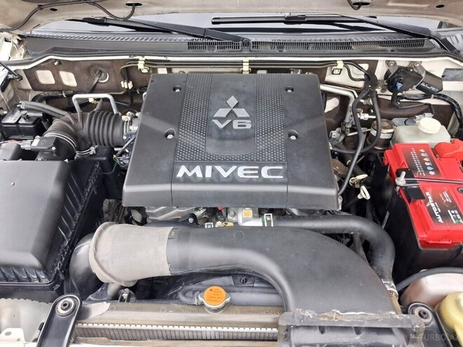 Mitsubishi Pajero-7