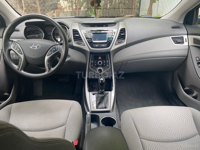 Hyundai Elantra-13