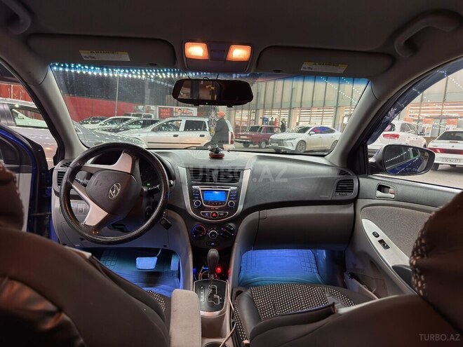 Hyundai Accent-11