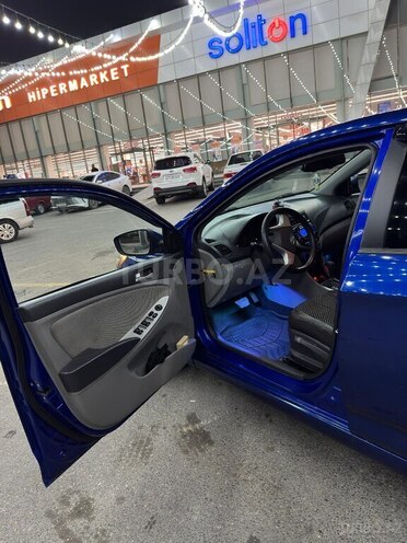 Hyundai Accent-12