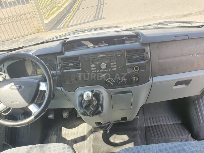 Ford Transit-13