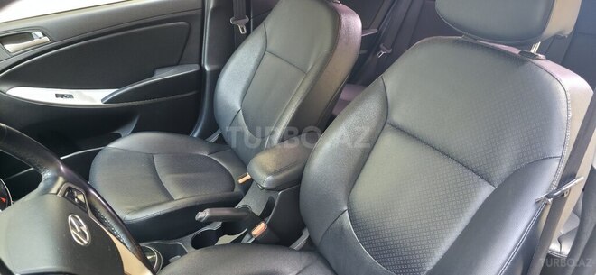 Hyundai Accent-12