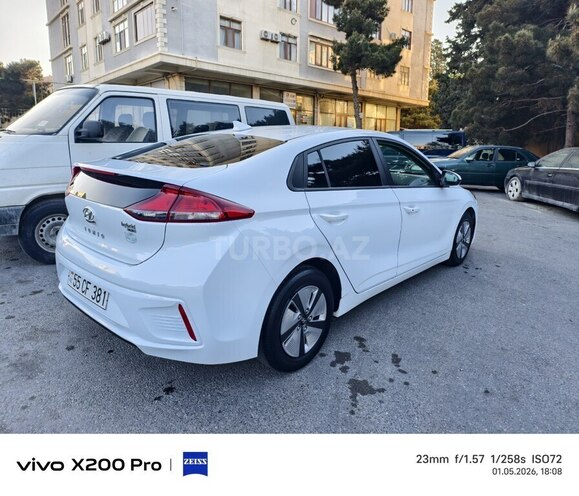 Hyundai IONIQ-12
