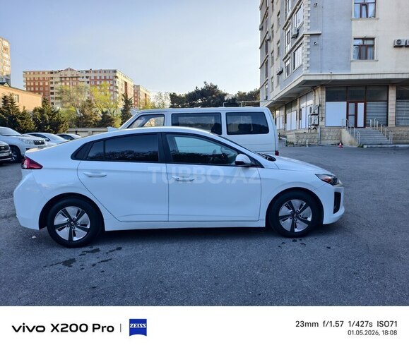 Hyundai IONIQ-13