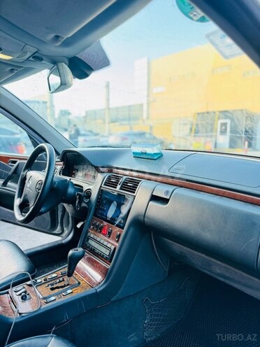 Mercedes E 280-8