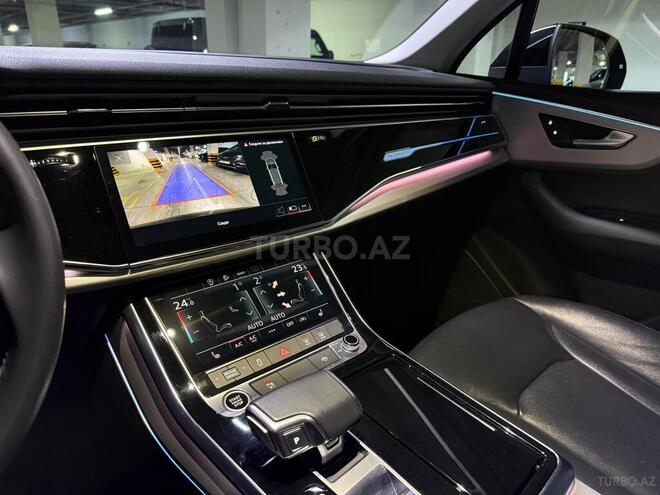 Audi Q7-6