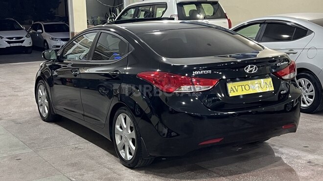 Hyundai Elantra-4