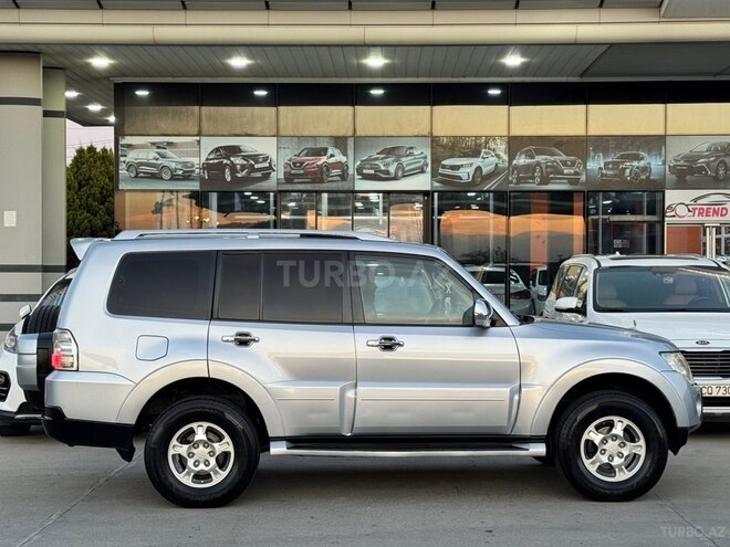 Mitsubishi Pajero-4