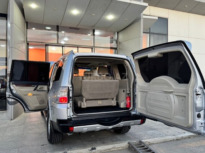 Mitsubishi Pajero-12