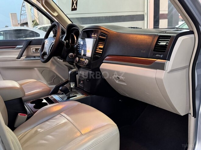 Mitsubishi Pajero-21